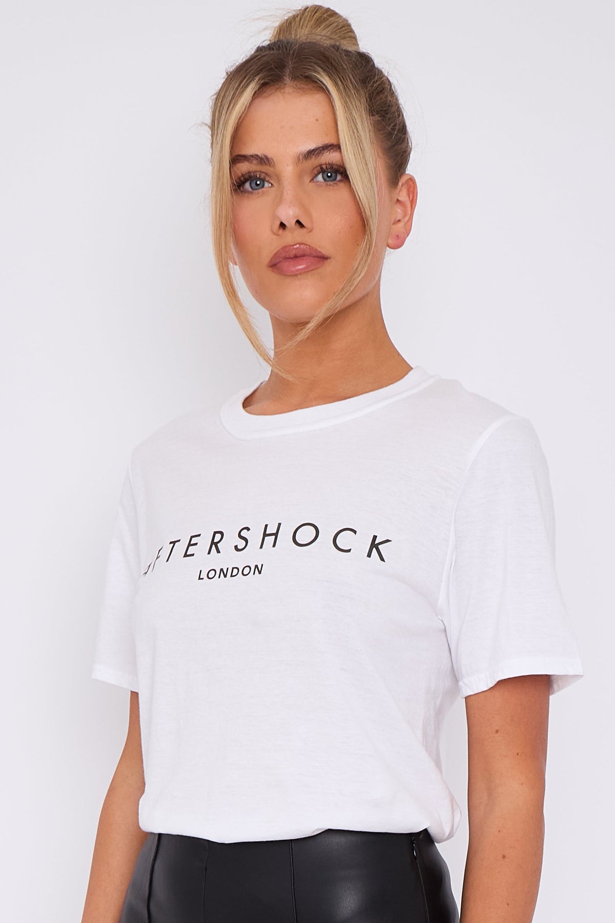 Camiseta blanca de manga corta con cuello redondo y logotipo