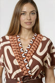 Braunes Wickel-Midikleid mit abstraktem Print