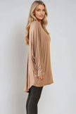 Top oversize color moka con maniche a pipistrello e orlo asimmetrico