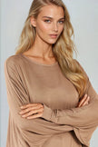 Top oversize color moka con maniche a pipistrello e orlo asimmetrico