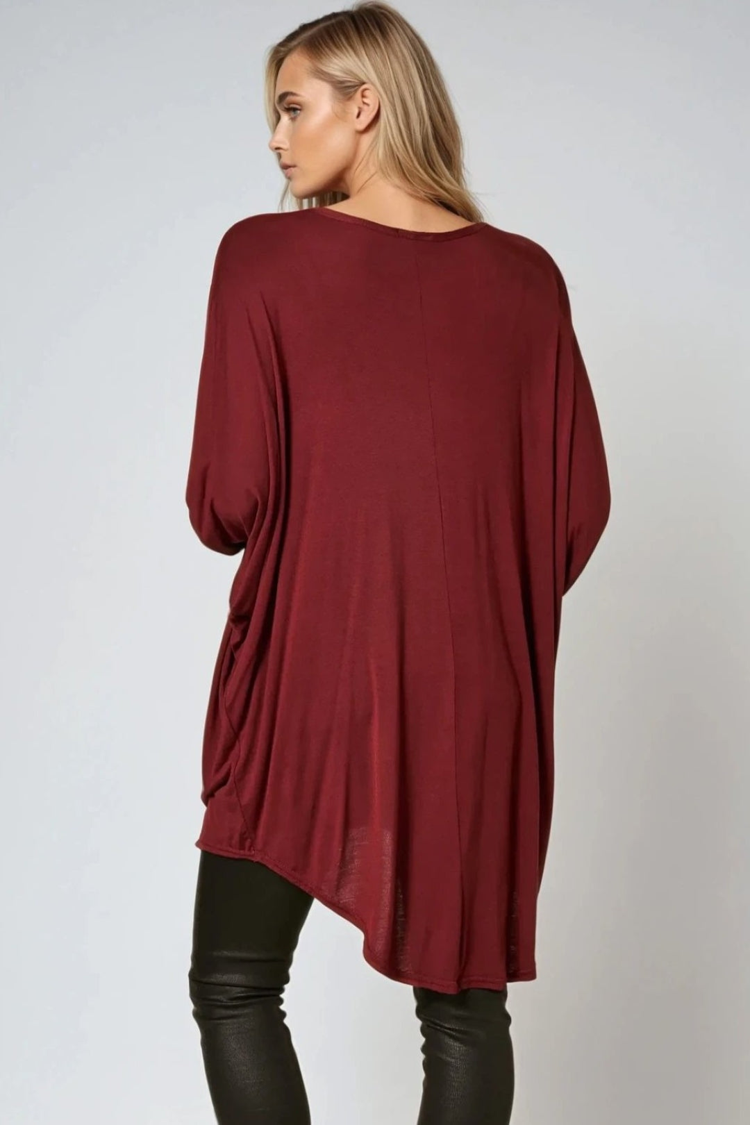 Vinfarget oversized topp med flaggermusermer og høy-lav-fald