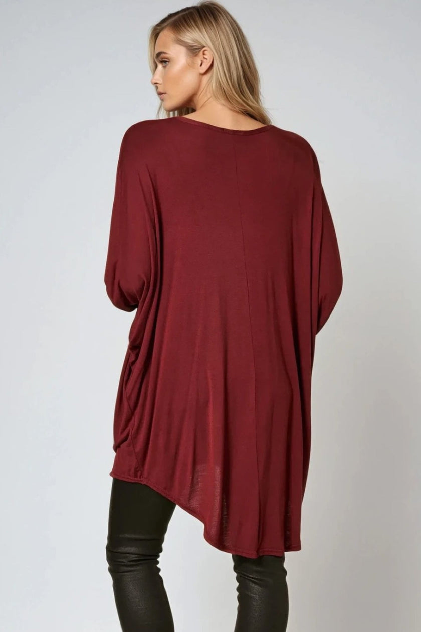 Vinfarget oversized topp med flaggermusermer og høy-lav-fald
