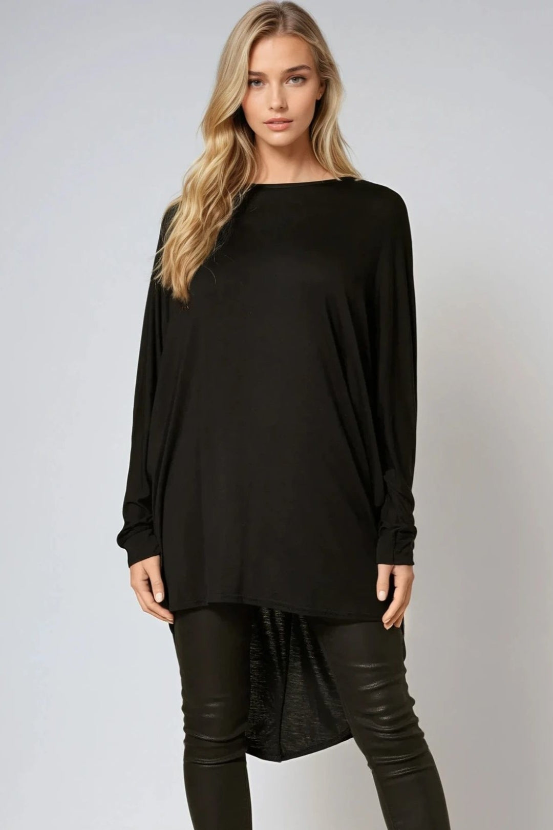 Sort oversized topp med flaggermusermer og høy-lav-fald