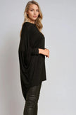 Sort oversized topp med flaggermusermer og høy-lav-fald