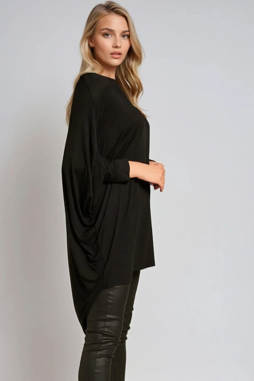 Sort oversized topp med flaggermusermer og høy-lav-fald