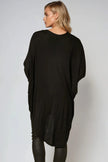 Sort oversized topp med flaggermusermer og høy-lav-fald