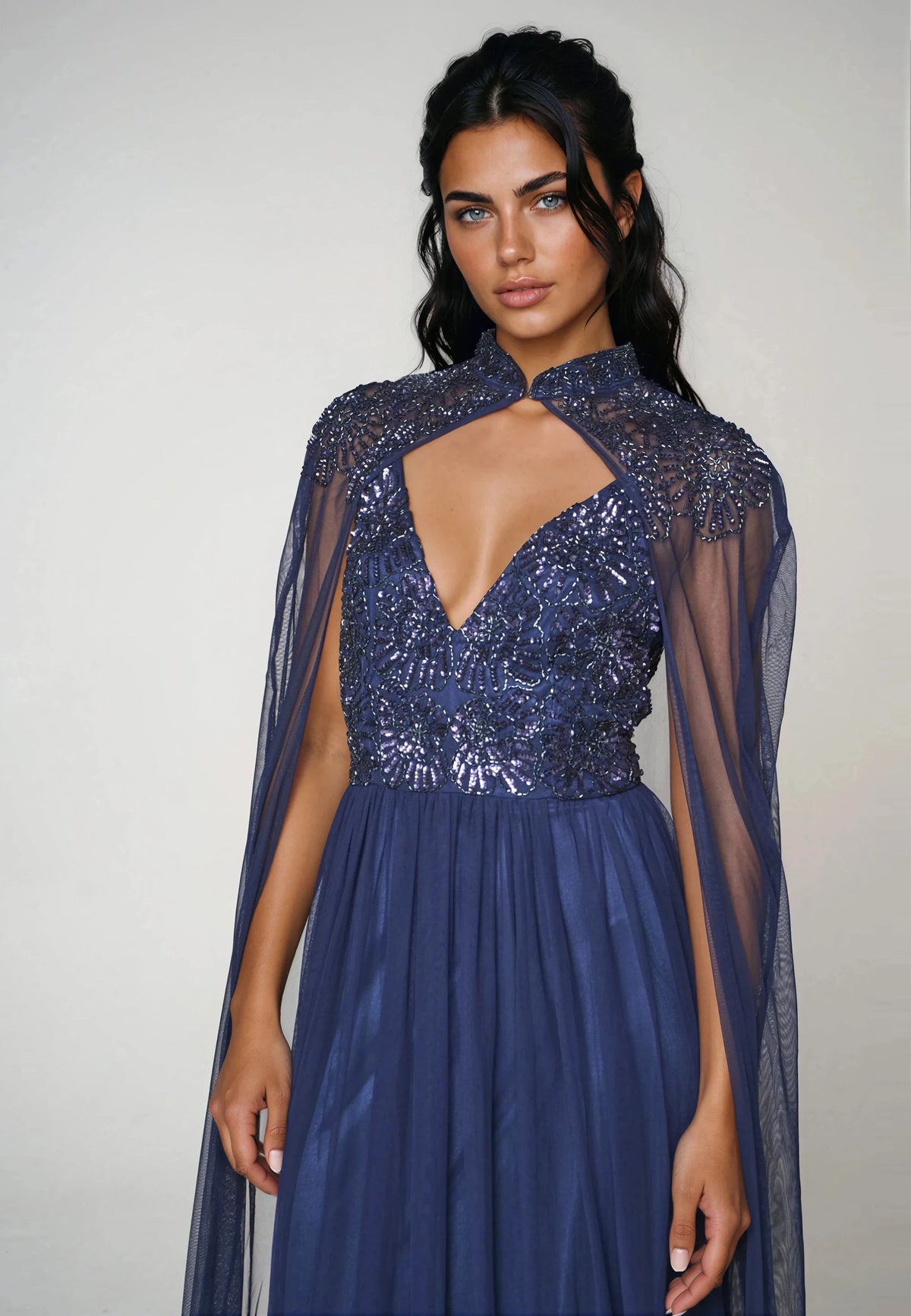 Abito lungo da sera blu navy con decorazioni, spalline sottili e mantella rimovibile