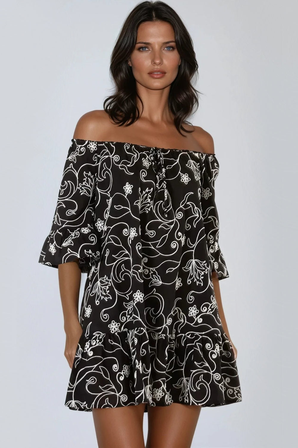 Mini abito Bardot nero con ricami floreali