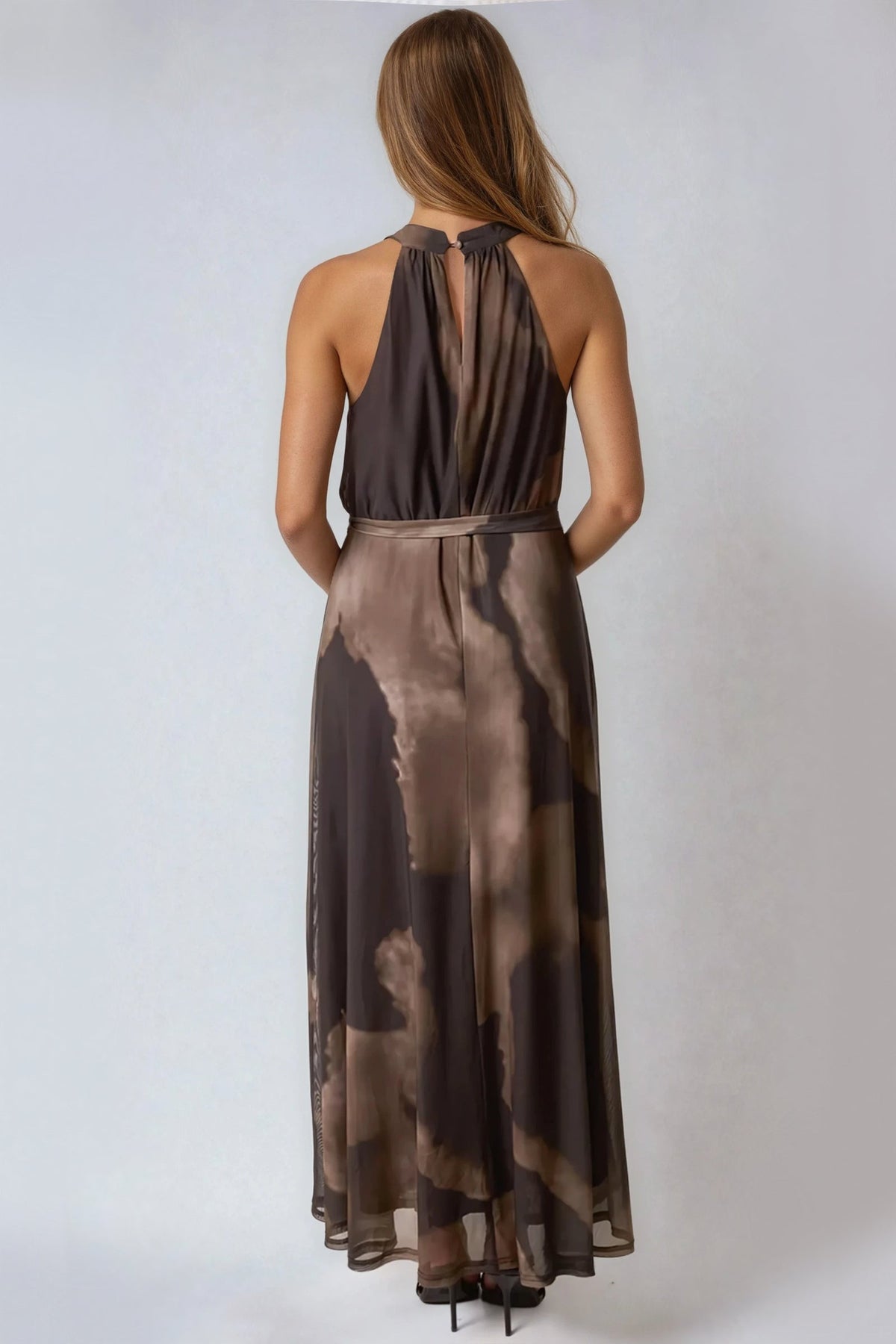 Abito lungo marrone con scollo all'americana e cintura