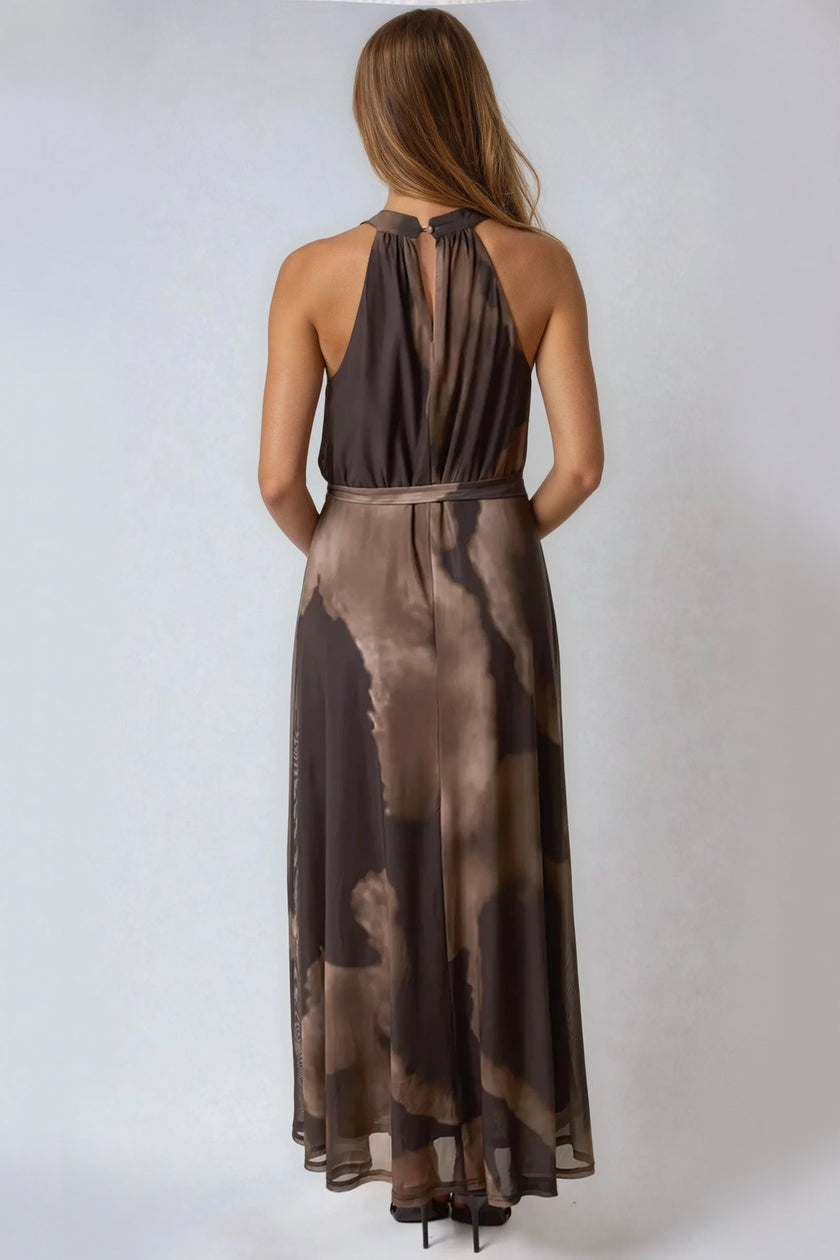 Abito lungo marrone con scollo all'americana e cintura