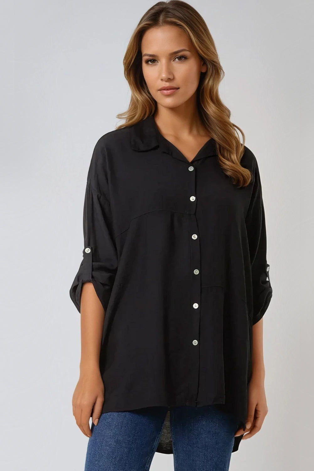 Camisa negra de corte relajado con mangas remangadas