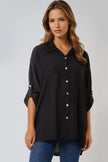 Camisa negra de corte relajado con mangas remangadas