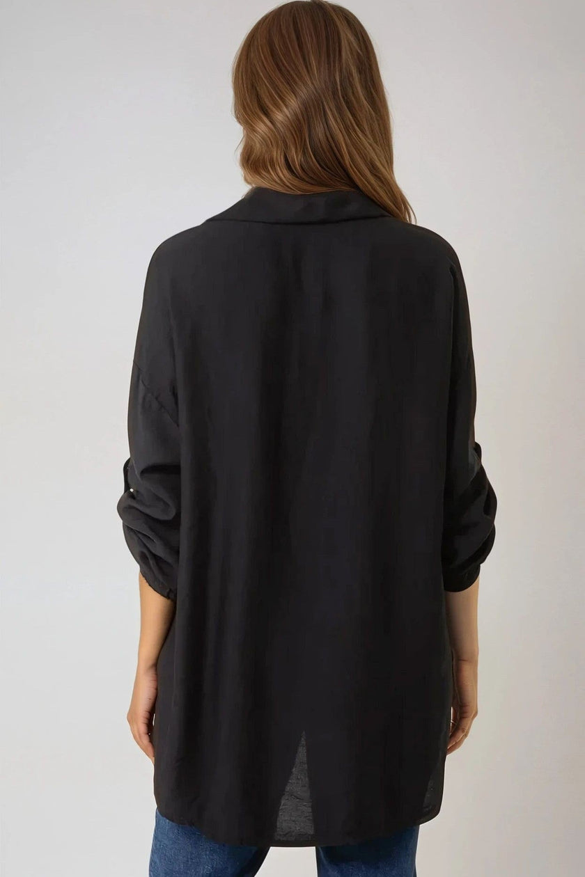 Camisa negra de corte relajado con mangas remangadas