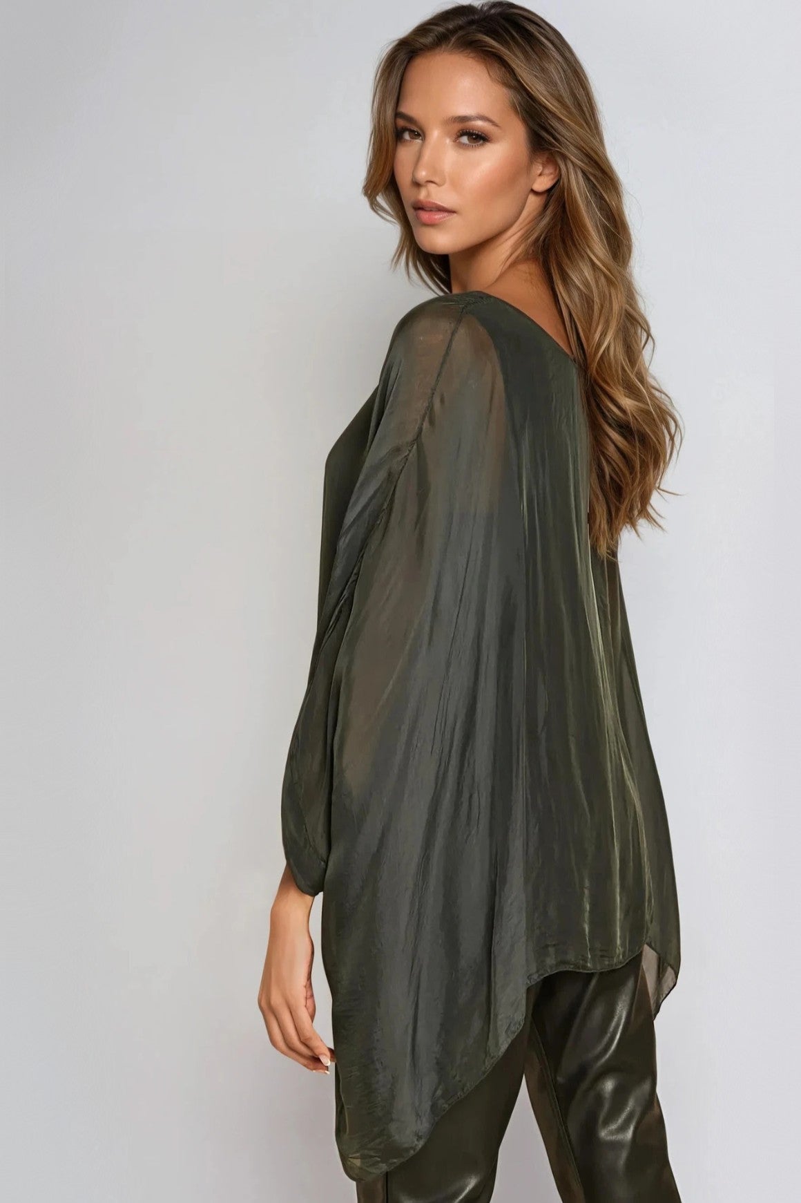Blusa color antracite in seta con maniche a pipistrello e scollo rotondo