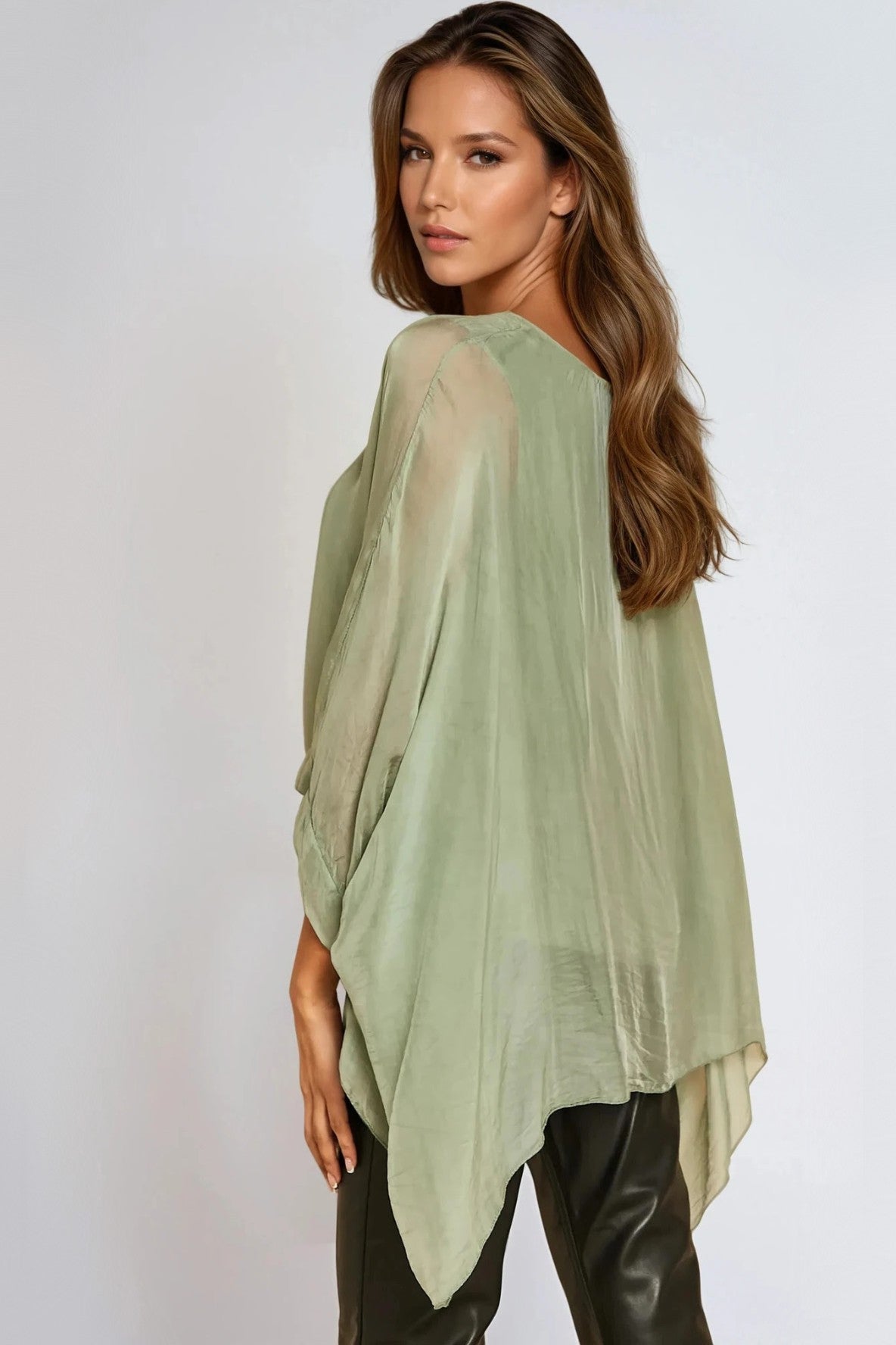 Khaki bluse i silke med flaggermusermer og rund hals
