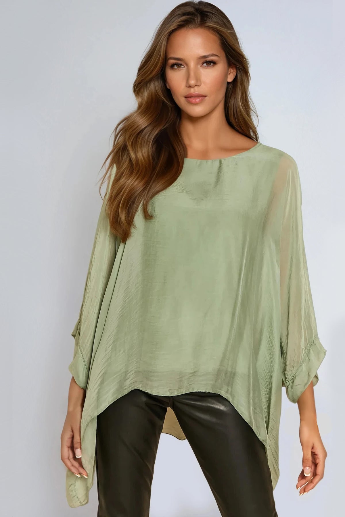 Khaki bluse i silke med flaggermusermer og rund hals