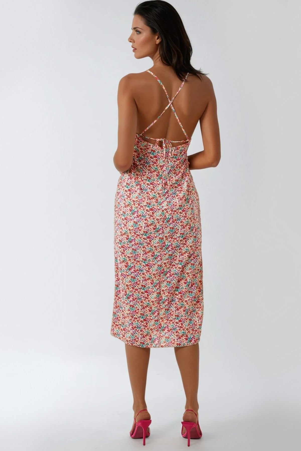 Robe midi fleurie rose à bretelles avec liens