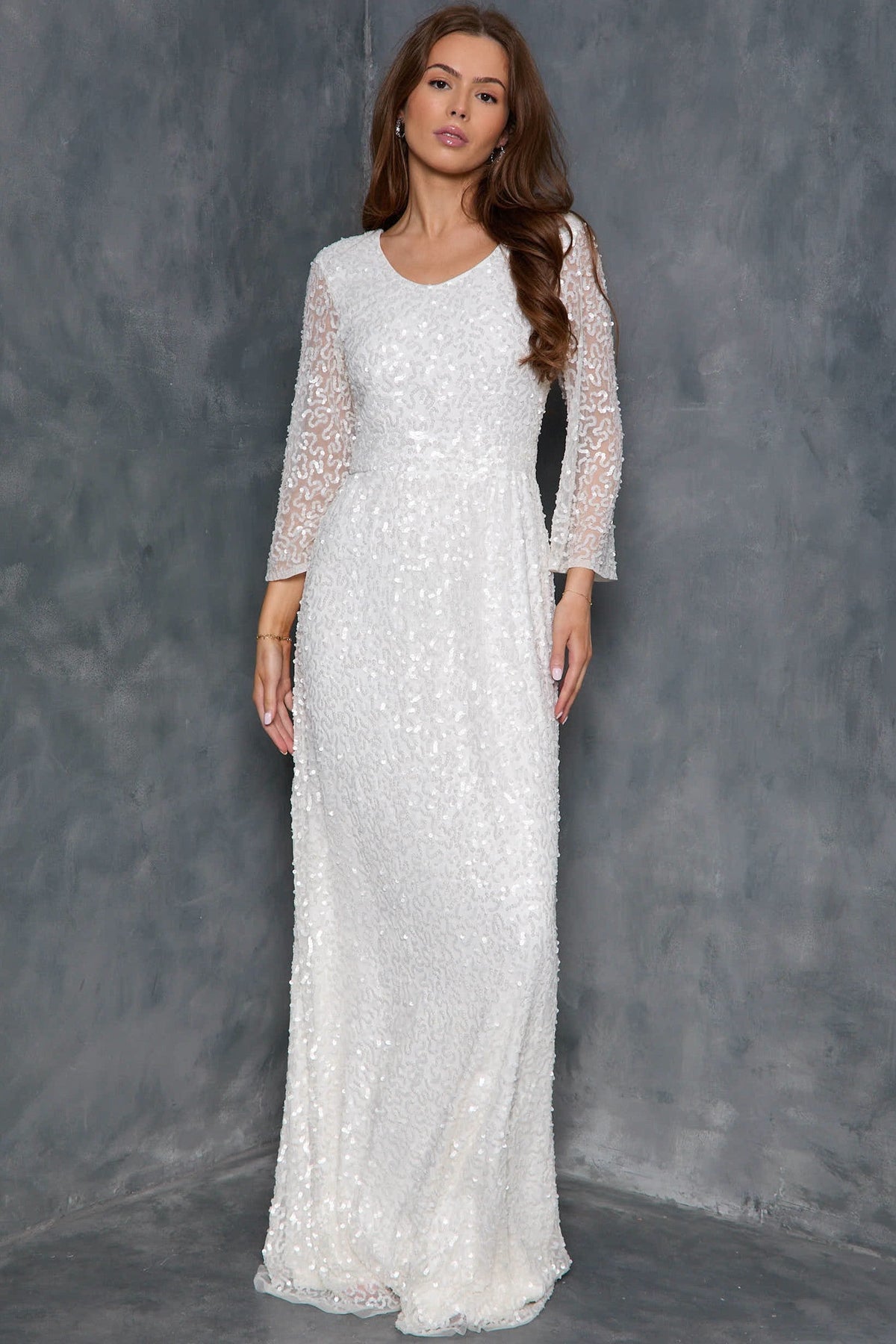 Robe longue blanche à sequins, manches ange et dos nu