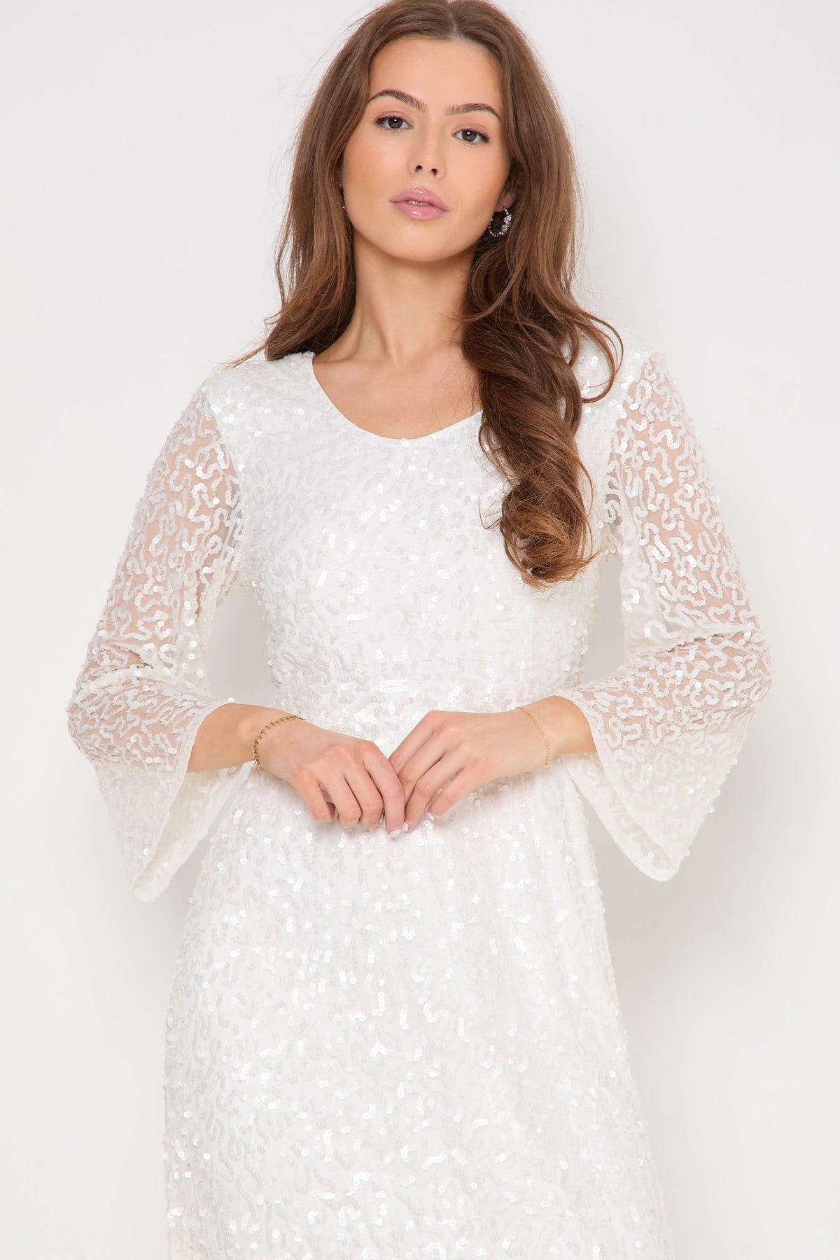 Robe longue blanche à sequins, manches ange et dos nu