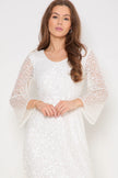 Robe longue blanche à sequins, manches ange et dos nu