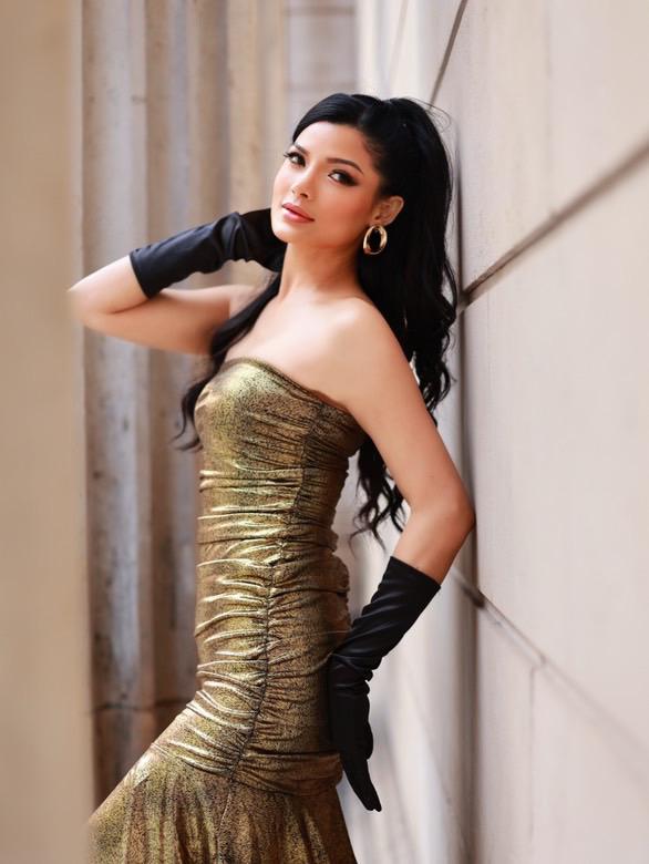 Goldfarbenes Bandeau-Midi-Kleid mit Raffungen