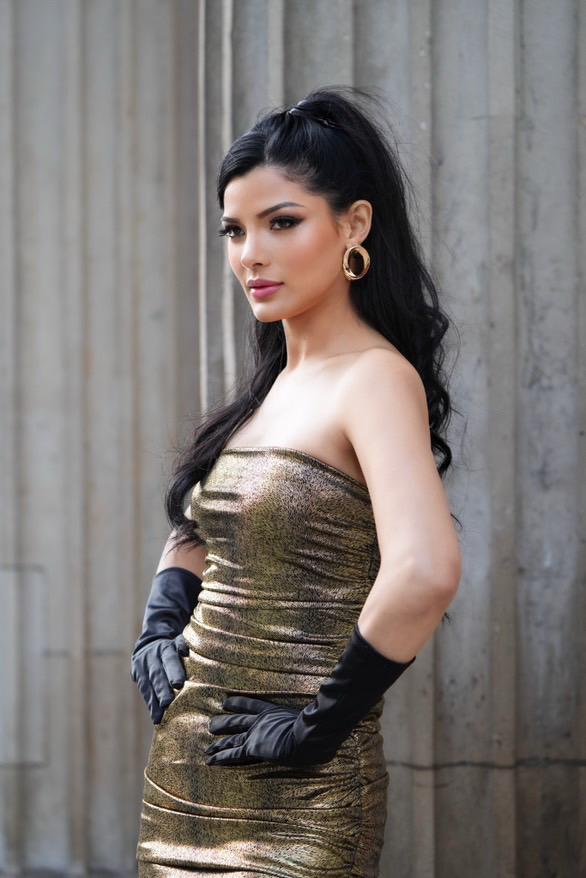Goldfarbenes Bandeau-Midi-Kleid mit Raffungen
