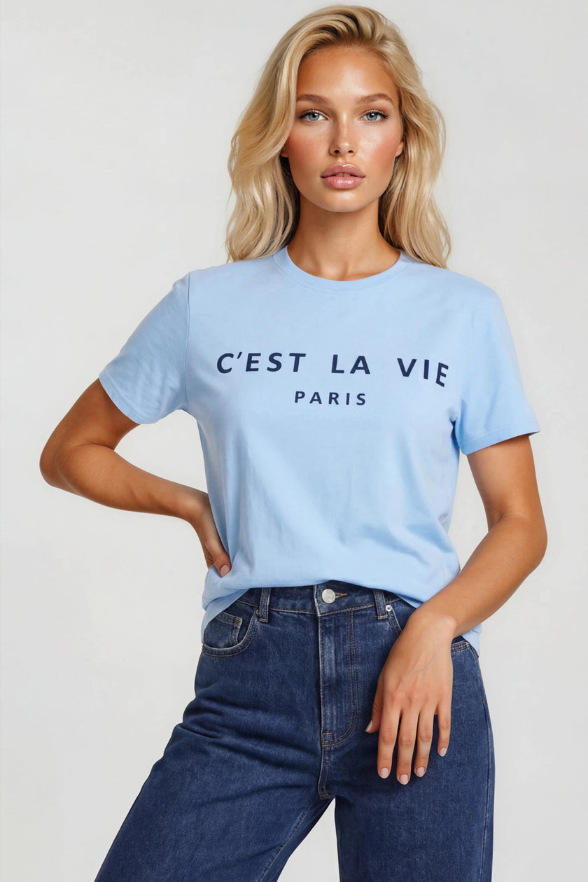 Camiseta de manga corta y corte regular color azul claro C'est La Vie
