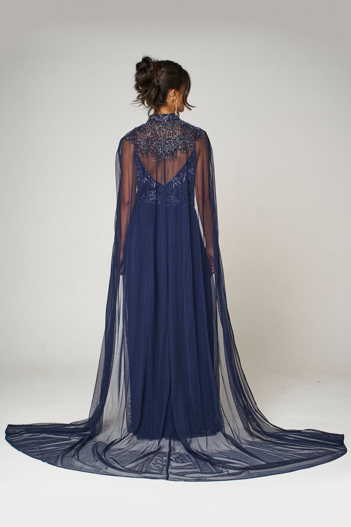 Abito lungo da sera blu navy con decorazioni, spalline sottili e mantella rimovibile