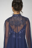 Abito lungo da sera blu navy con decorazioni, spalline sottili e mantella rimovibile