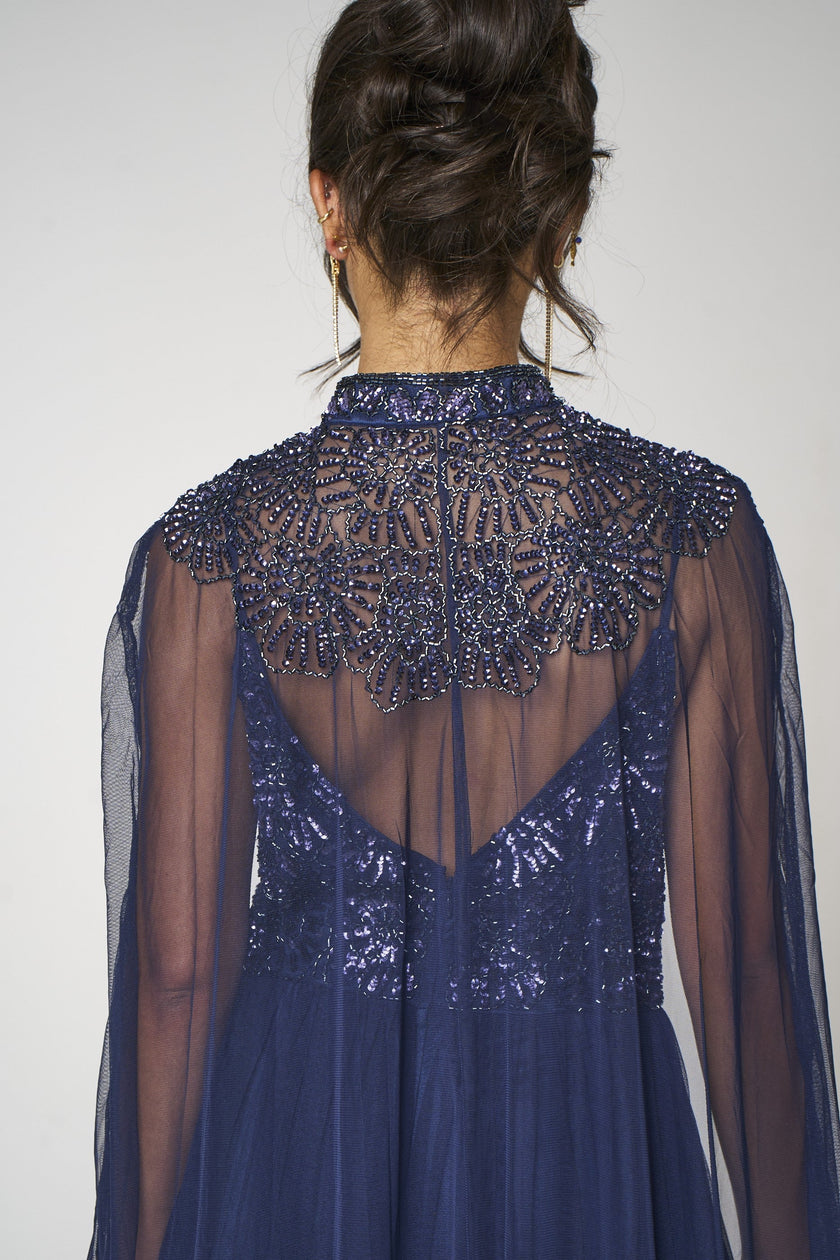 Abito lungo da sera blu navy con decorazioni, spalline sottili e mantella rimovibile