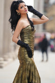 Goldfarbenes Bandeau-Midi-Kleid mit Raffungen