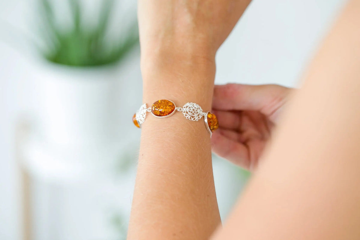 Bracciale a dichiarazione in ambra con filigrana alternata
