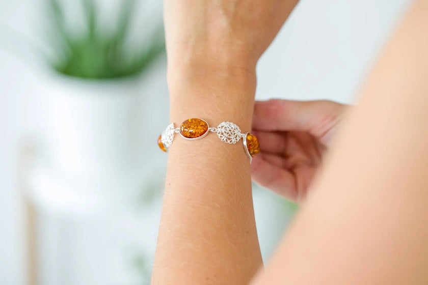 Bracciale a dichiarazione in ambra con filigrana alternata