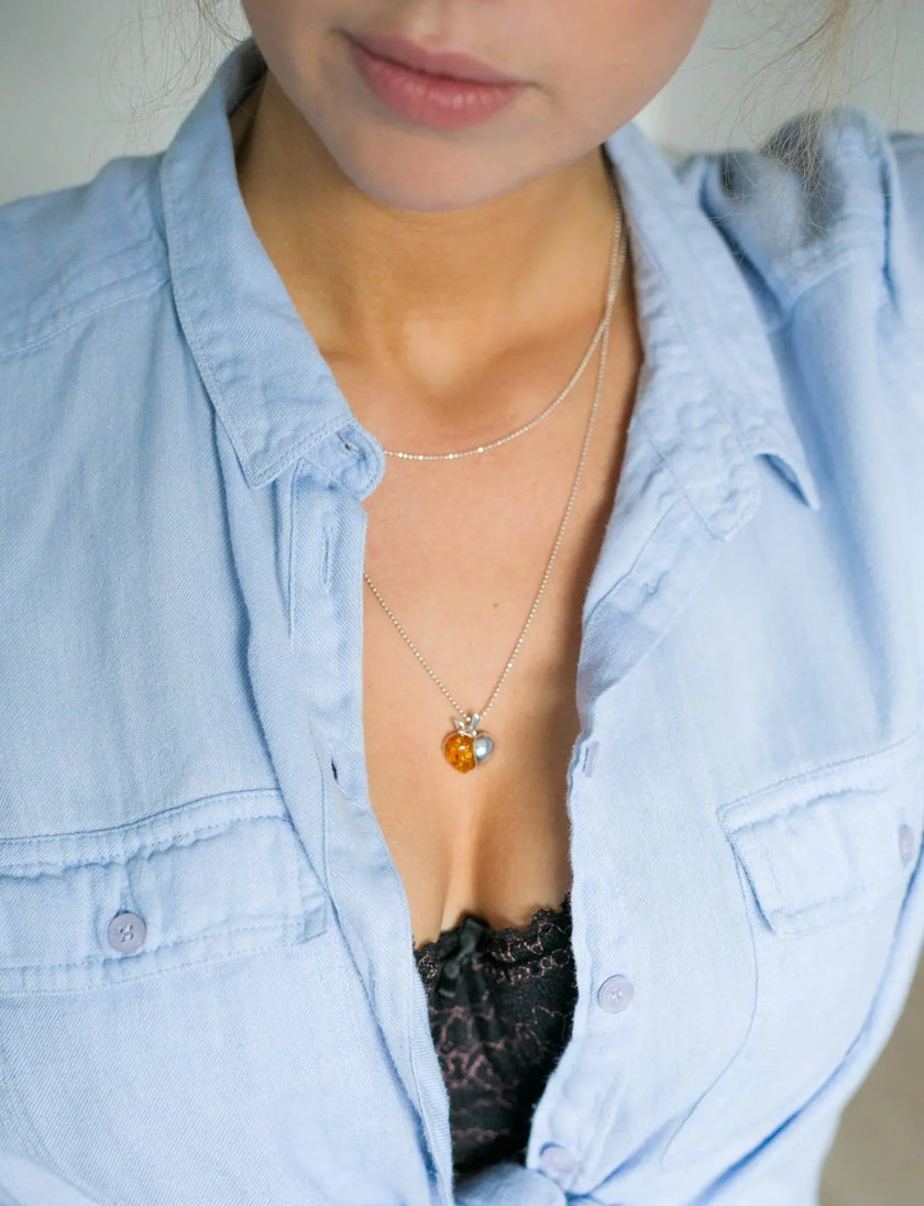 Pendente a forma di mela in ambra