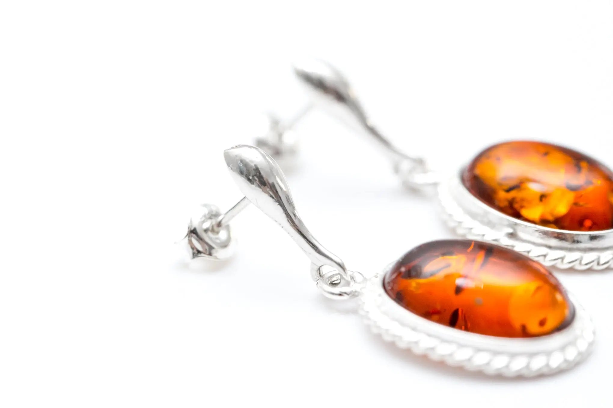 Oorbellen met hanger van barnsteenkwintessens