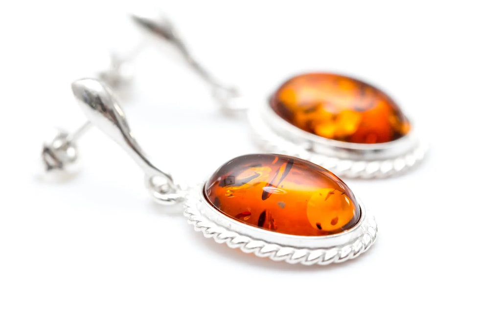 Oorbellen met hanger van barnsteenkwintessens