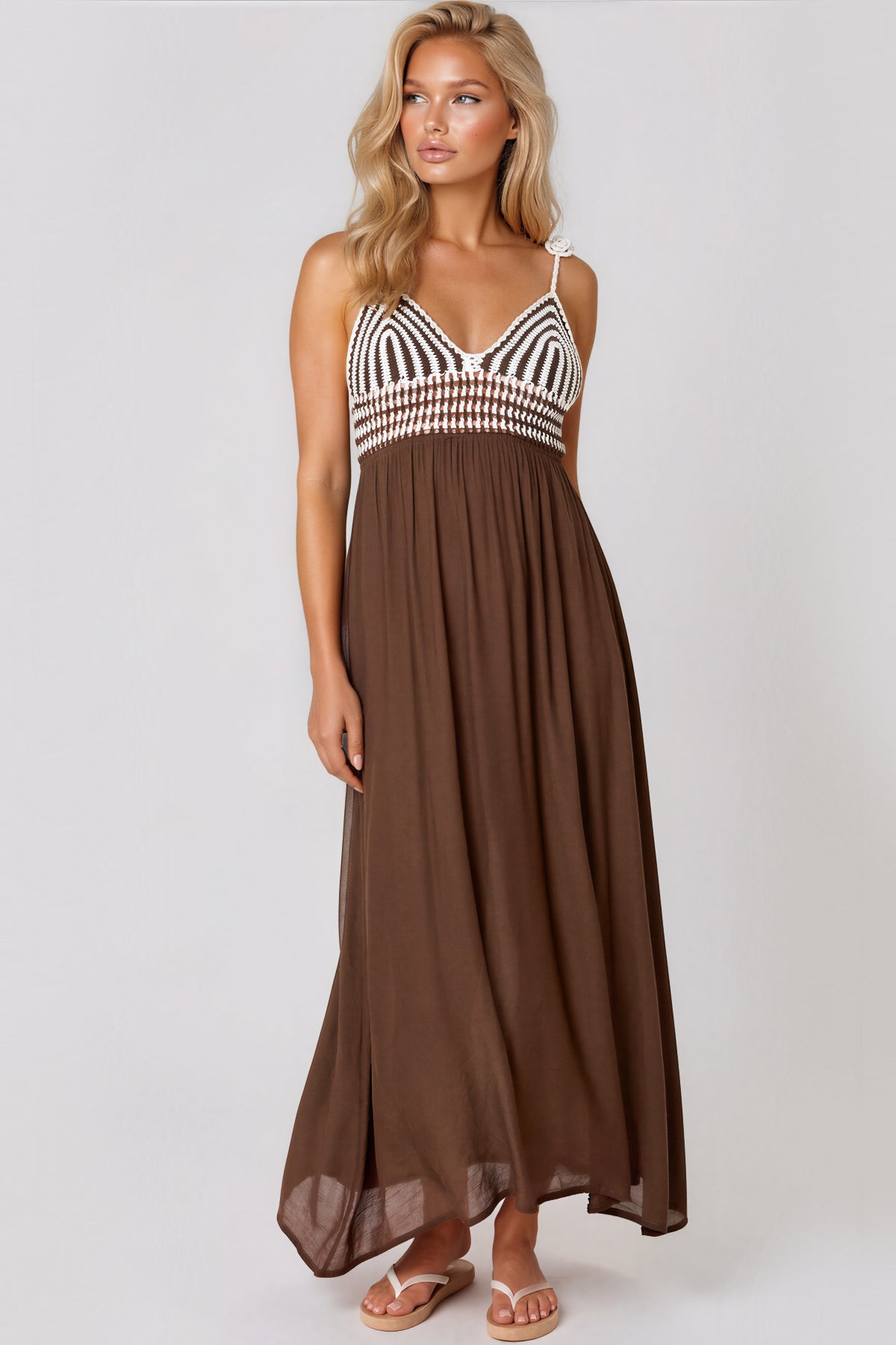 Robe longue à bretelles en crochet marron