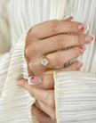 Anello con perla e stampa a conchiglia