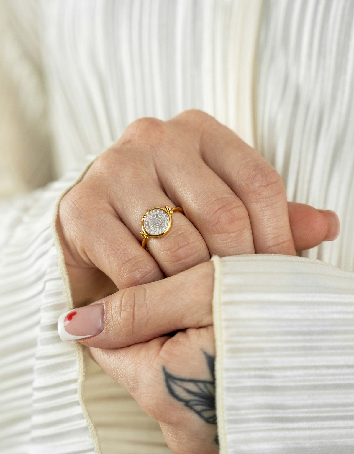 Anello con perla e stampa a conchiglia