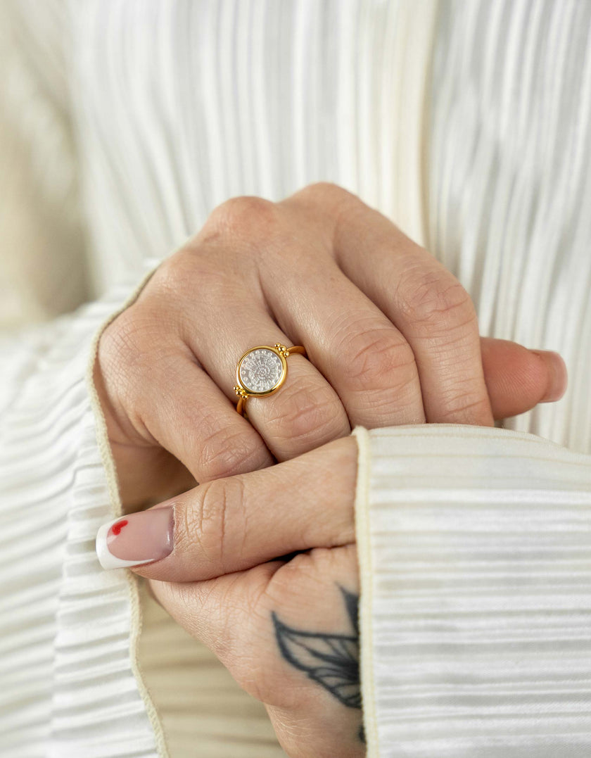 Anello con perla e stampa a conchiglia