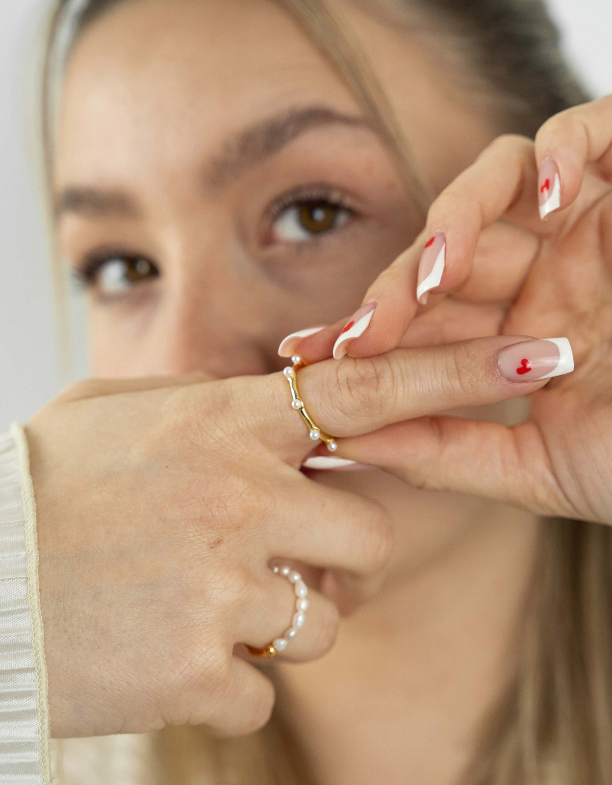 Anello con perla a puntini