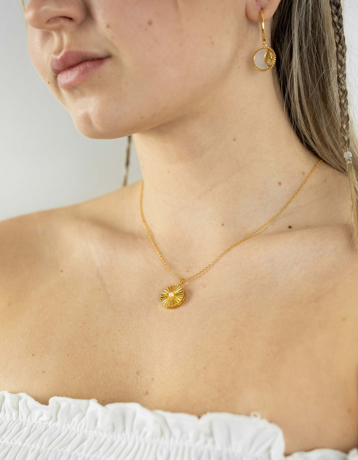 Collana con ciondolo a forma di conchiglia e perla