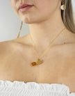 Collana con ciondolo a forma di conchiglia e perla