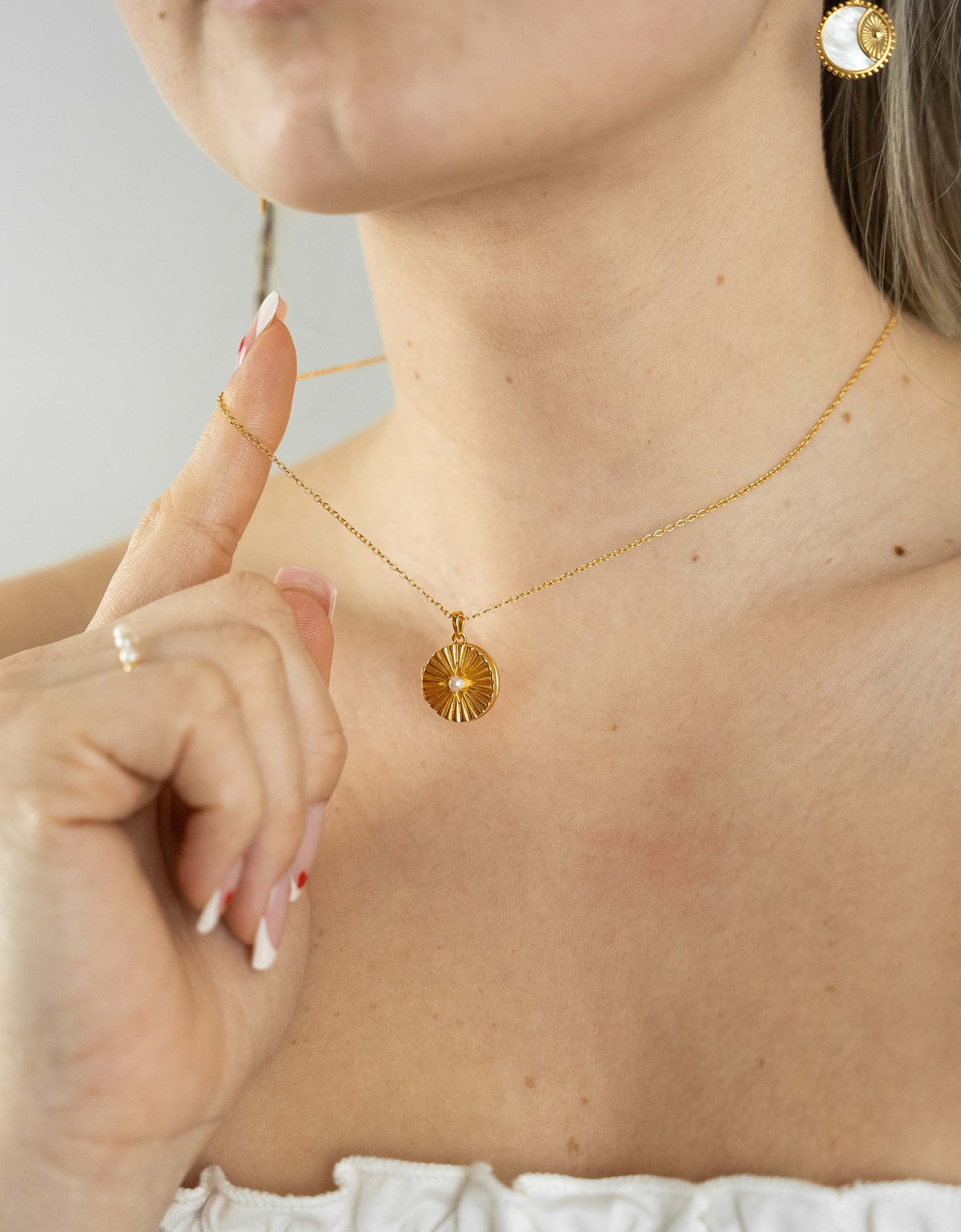 Collana con ciondolo a forma di conchiglia e perla