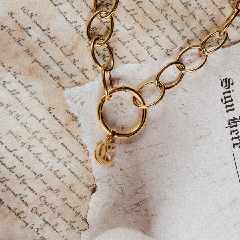 Ciondolo iniziale Old English Charm Coven Gold