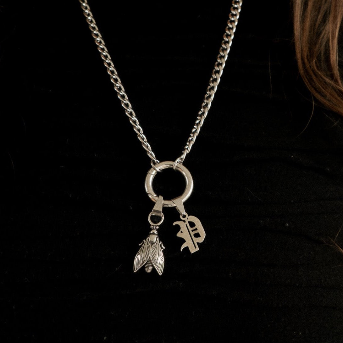 Charm Coven Gammelt engelsk forbogstavs-charm