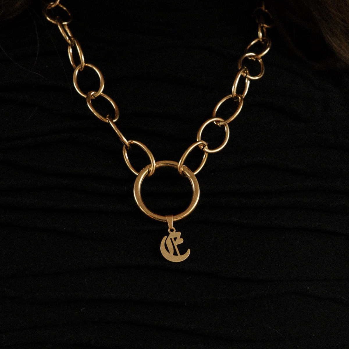 Ciondolo iniziale Old English Charm Coven Gold
