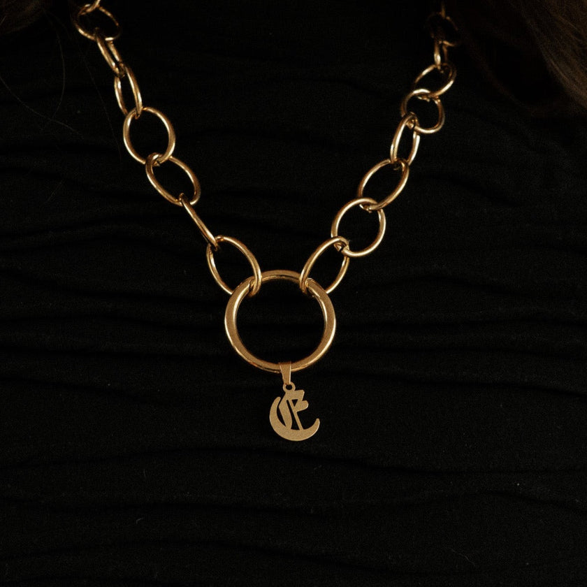 Ciondolo iniziale Old English Charm Coven Gold