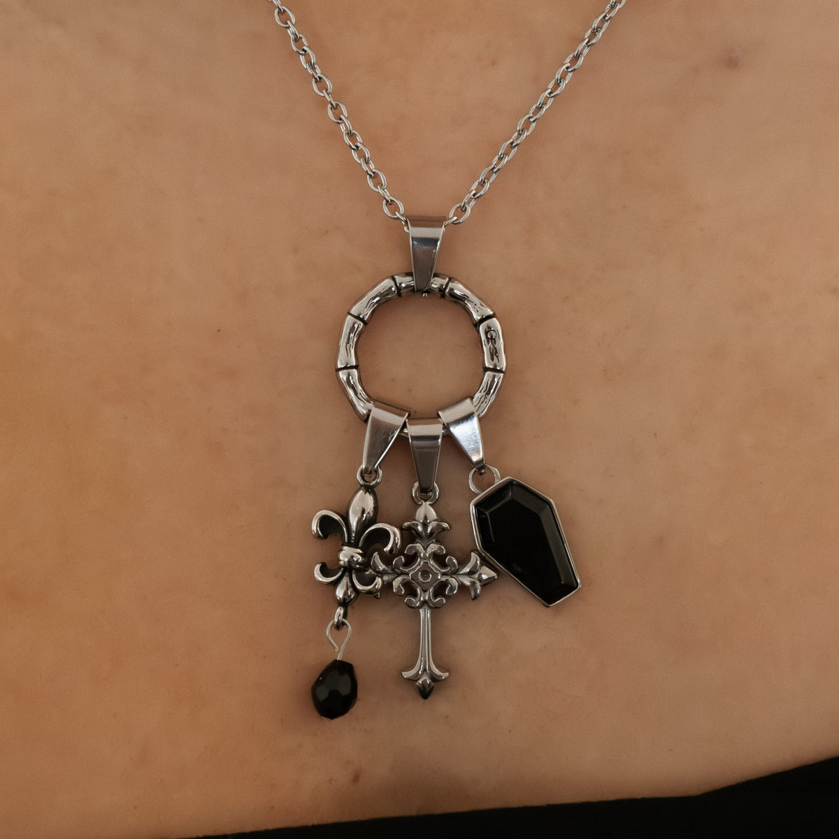 Collar de huesos para neófita del aquelarre de amuletos