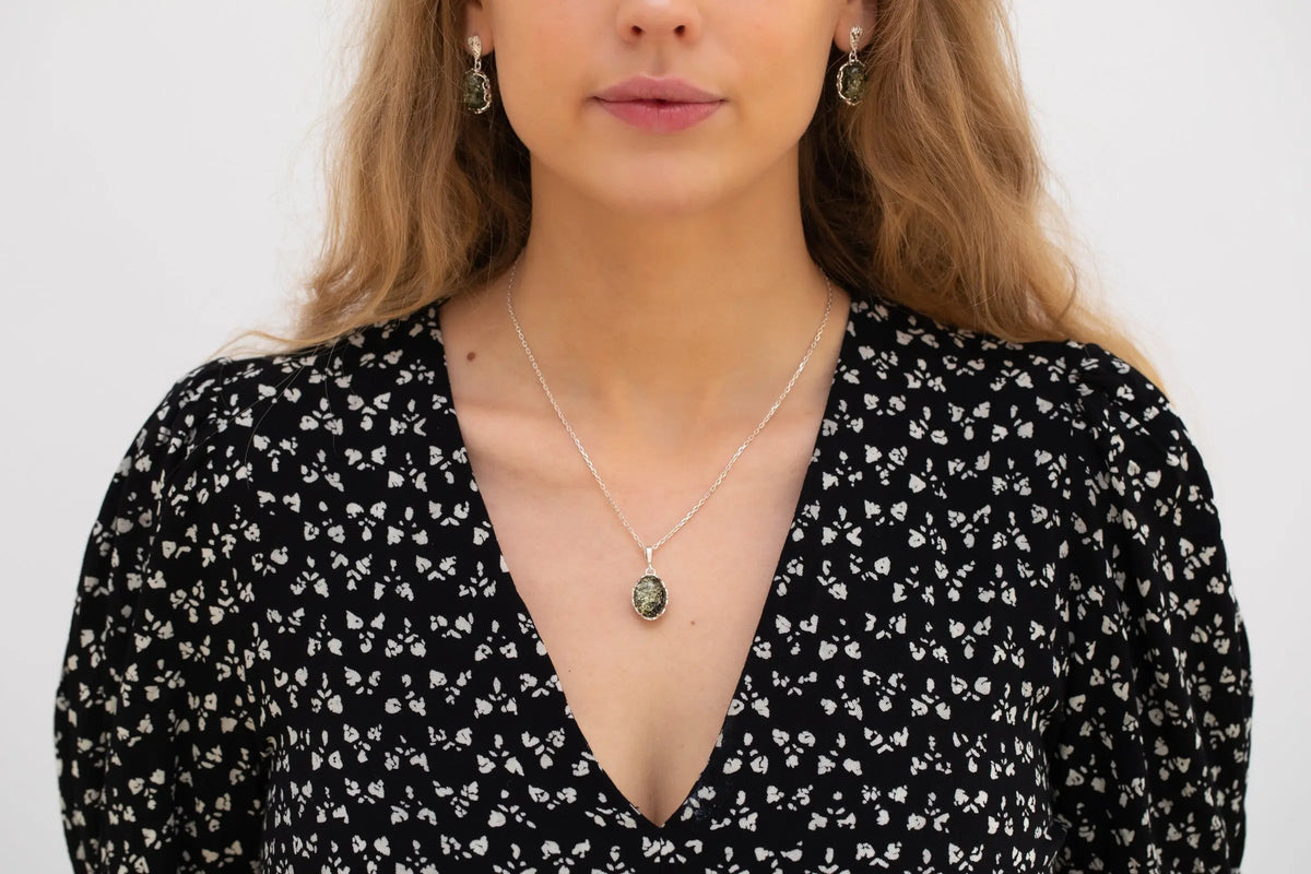 Boucles d'oreilles pendantes Demi en ambre vert